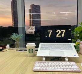 桌子上的电脑和键盘中度可信度描述已自动生成